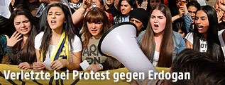Demonstranten in Karlsruhe protestieren gegen Erdogan