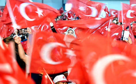 © APA/EPA/Uli Deck Anhänger von Recep Tayyip Erdogan schwenken türkische Fahnen