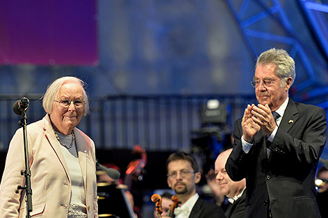 Zeitzeugin Helga Emperger  und Bundespräsident Heinz Fischer bei den Feiern zum 70. Jahrestag des Weltkriegsendes auf dem Wiener Heldenplatz