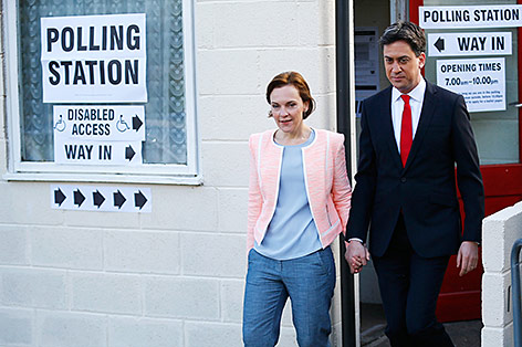 © Reuters/Darren Staples Miliband und seine Frau nach der Stimmabgabe