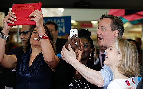 © Reuters/Peter Nicholls Cameron posiert mit Anhängern für ein Selfie