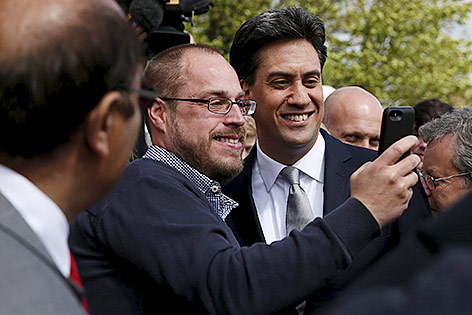 © Reuters/Stefan Wermuth Miliband posiert mit Anhängern für ein Selfie