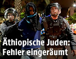 Israelische Polizei verhaftet einen äthiopischen Juden bei Protesten in Tel Aviv