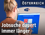 Frau bedient Terminal beim AMS