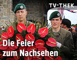 &Ouml;sterreichische Soldaten legen Blumenkr&auml;nze nieder