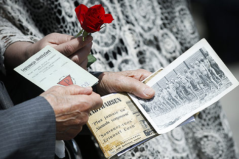 © APA/BKA/Andy Wenzel Der Ausweis eines Überlebenden bei Gedenkfeier zur Befreiung von Mauthausen