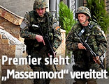 Zwei Polizisten während einem Einsatz