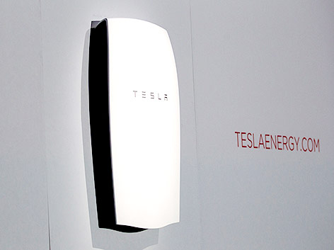 Tesla "Power Battery" an einer Wand