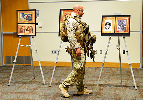 © APA/EPA/Larry W. Smith Sicherheitskraft betrachtet Karikatur
