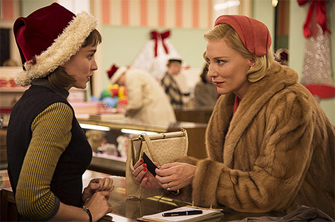 © Festival de Cannes/UGC Distribution Die Schauspielerinnen Rooney Mara und Cate Blanchett in einer Filmszene aus "Carol"