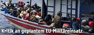 Flüchtlingsboot vor libyscher Küste