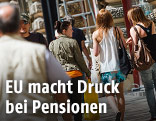 Stra&szlig;enszene von Menschen beim Einkaufen