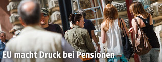 Straßenszene von Menschen beim Einkaufen
