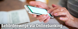 Person mit Smartphone