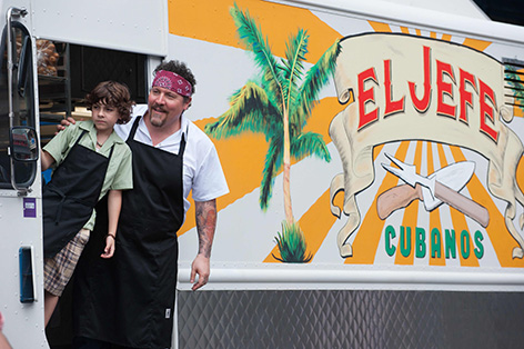 © Kiss The Cook/Thimfilm Vater und Sohn im Food-Truck (Jan Favreau und Emjay Anthony)