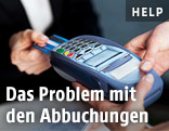 Person bezahlt mittels Bankomatkarte