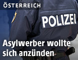 Polizist steht auf einer Stra&szlig;e