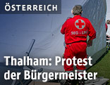 Helfer errichtet ein Zelt
