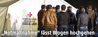 Besiedlung der Zelte durch Fl&uuml;chtlinge