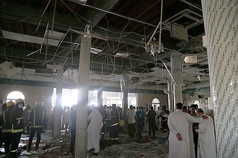© APA/EPA Menschen bei der Moschee, auf welche ein Anschlag verübt wurde