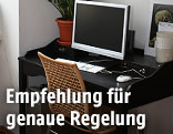 PC Bildschirm auf Wohnzimmertisch
