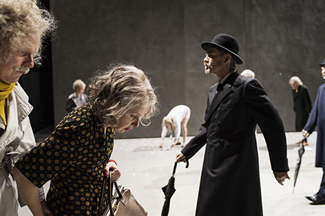 © Festwochen/Armin Smailovic Szenenbild aus Die Stunde in der wir nichts voneinander wussten