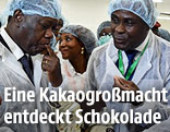 Der Pr&auml;sident der Elfenbeink&uuml;ste, Alassane Ouattara, kostet Schokolade