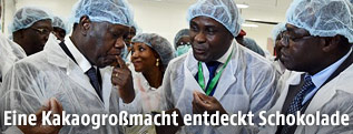 Der Präsident der Elfenbeinküste, Alassane Ouattara, kostet Schokolade