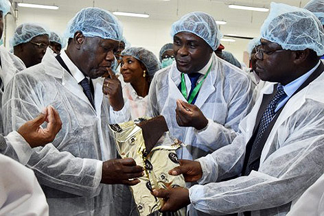 Der Präsident der Elfenbeinküste, Alassane Ouattara, kostet Schokolade