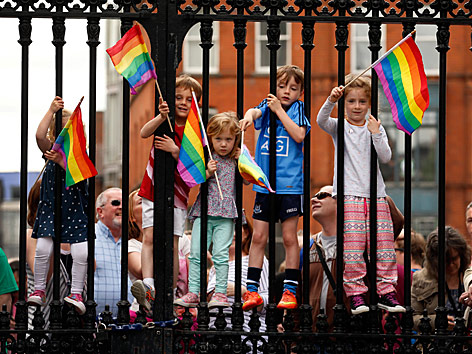 Kinder mit Regenbogenfahnen