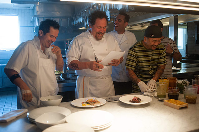 © Thimfilm Jon Favreau und John Leguizamo im Film "Kiss the Cook"