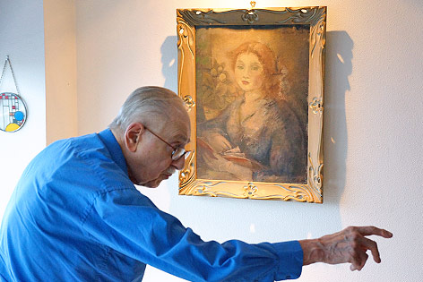 Edward Engelberg vor einem Gemälde von Otto Theodor Stein