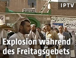 Menschen vor Moschee
