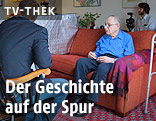 Mann sitzt auf Sofa