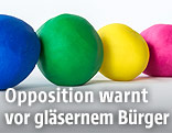 Eine blaue, gr&uuml;ne, gelbe und pinke Plastilinkugel