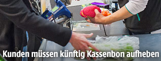 Kunde an der Kassa