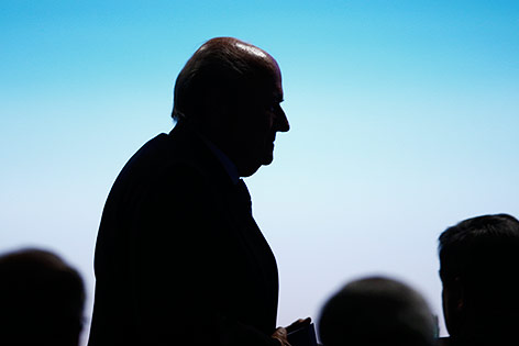 © Reuters/Leonhard Foeger Silhouette von FIFA-Präsident Sepp Blatter