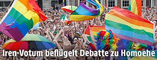 Regenbogen-Fahnen im Publikum