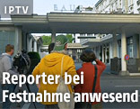 Reporter vor dem Zürcher Hotel Baur au Lac