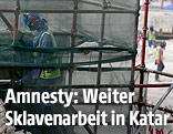 Bauarbeiter hinter Gerüst