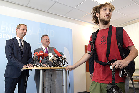 © APA/Robert Jäger Ein Aktivist der "Offensive gegen Rechts" vor dem burgenländische SPÖ-Parteichef LH Hans Niessl und FPÖ-Landesparteichef Johann Tschürtz