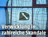 Reflektion des Deutsche-Bank-Logos in einer Glasfassade