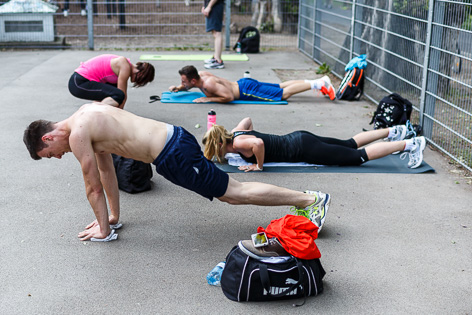 © ORF.at/Carl-Philip Pfleger Menschen bei Fitnessübungen im Park