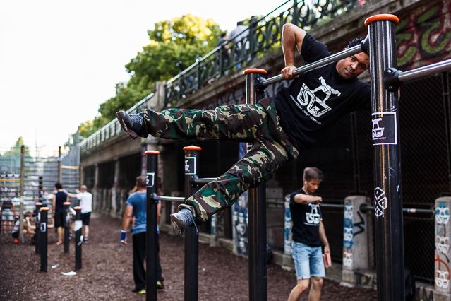 © ORF.at/Carl-Philip Pfleger Menschen bei Fitnessübungen im Park
