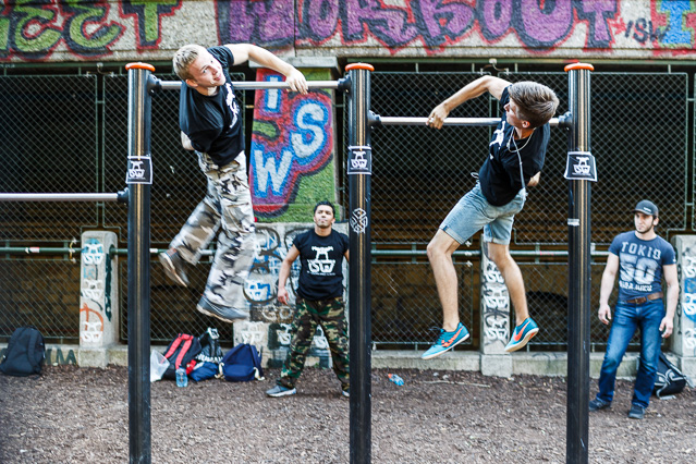 © ORF.at/Carl-Philip Pfleger Menschen bei Fitnessübungen im Park