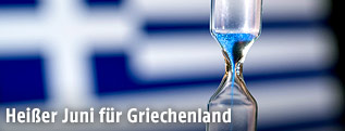 Sanduhr vor einer Flagge Griechenlands