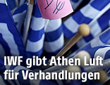 Griechische Fahnen in einem Gesch&auml;ft