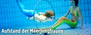 M&auml;dchen schwimmt mit einer Monoflosse