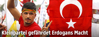 Ein HDP-Anhänger mit türkischer Fahne