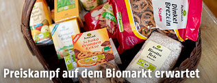 Bioprodukte von Alnatura in einem Korb